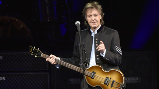 Paul McCartney fährt Zug