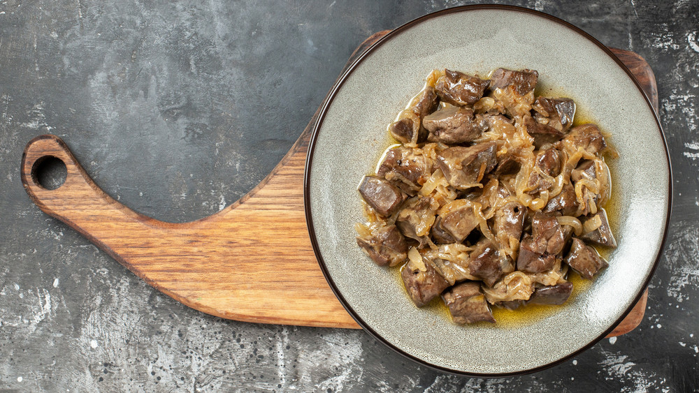 Bœuf Stroganoff oder Gowjadina Stroganow ist ein Gericht der russischen Küche und der Haute cuisine aus sautierten Würfelchen oder Streifen der Spitze des Rinderfilets in einer säuerlich abgeschmeckten Soße, die Zwiebel, Sauerrahm und Senf enthält.