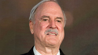 John Cleese postet auf "Kilogramm"
