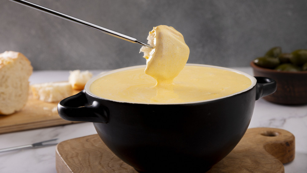 In Käsefondue kann Fleisch, aber auch geschnittenen Brothäppchen hineingetaucht werden.