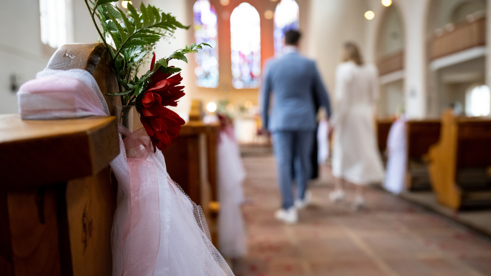 Paar läuft durch die Kirche