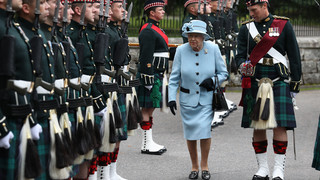 Queen zeigt Gemütszustand anhand ihrer Tasche