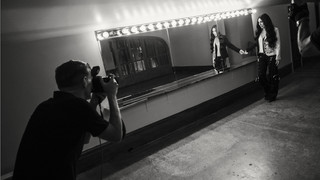 Bryan Adams fotografiert Cher für Pirelli Kalender