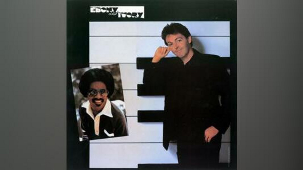Plattencover von Paul McCartneys und Stevie Wonders "Ebony & Ivory".