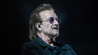 Bono singt Stayin' Alive von den Bee Gees