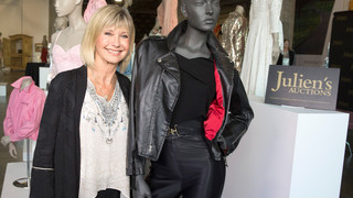 Olivia Newton John lässt Grease Outfit versteigern