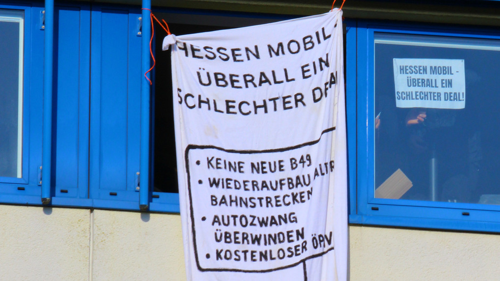 Aktivisten besetzen Hessen Mobil in Schotten
