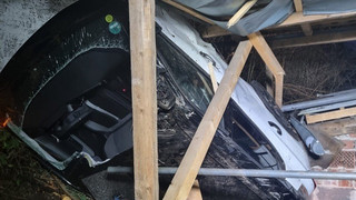 Spektakulärer Unfall in Frankenberg: Auto kopfüber im Haus