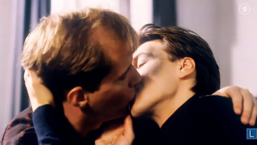 Folge 224 der „Lindenstraße“ küssen sich die Schauspieler Georg Uecker und Martin Armknecht.