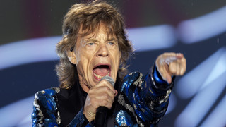 Mick Jagger spaziert durch den Park