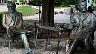 Statuen von Helmut Dietl & Helmut Fischer vor Münchener Café
