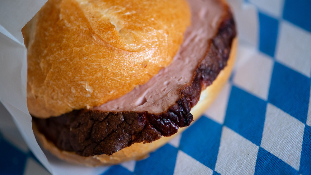 Fleischkäse im Brötchen