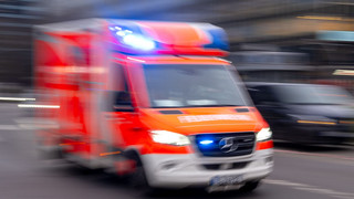 Frau stirbt: Auto erfasst Ehepaar auf E-Scootern bei Hauneck