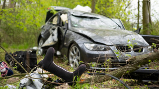 18 Jähriger Fahranfänger prallt gegen Baum und verletzt sich