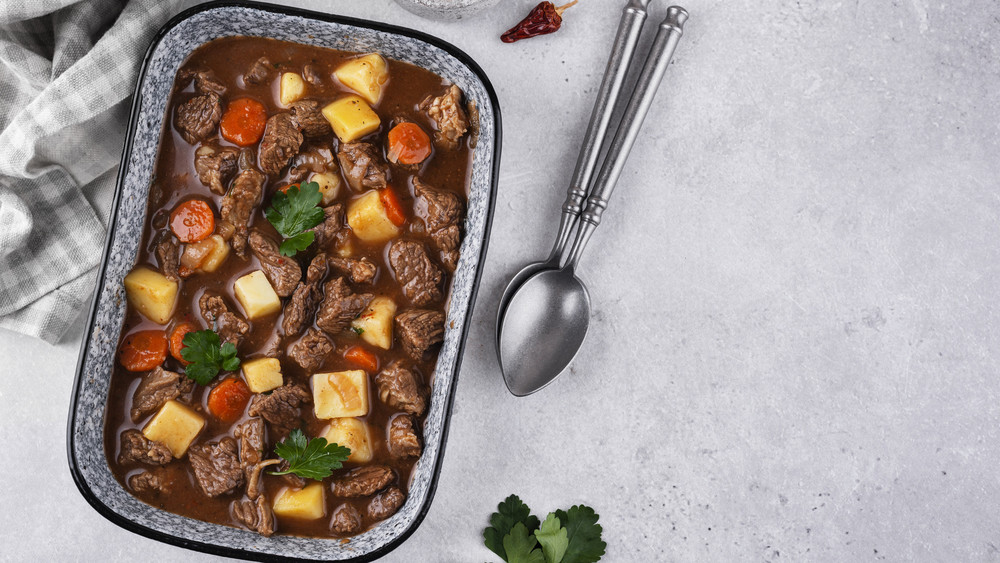 Der Pfundstopf: viel Fleisch, etwas Gemüse und eine große Auflaufform, die gut zwei Stunden in den Ofen muss.