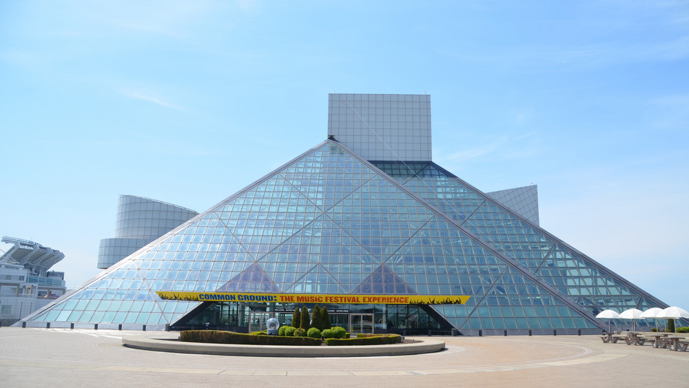 Die Rock and Roll Hall of Fame in Cleveland, Ohio (USA), aufgenommen am 07.05.2014. Die Pyramide birgt das bekannteste Rockmuseum der Welt mit tausenden Artefakten der Musikgeschichte.