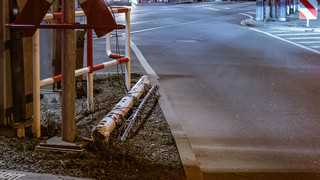 An Bahnübergang in Frankfurt-Nied: Auto steckt auf Gleisen