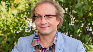 Wigald Bonig will in Stöckelschuhen auf die Zugspitze