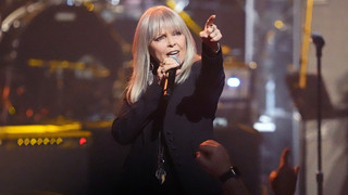 Ein Kleidungsstück von Pat Benatar aus den 80ern eingerahmt