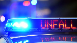 Motorradfahrer stirbt nach Unfall mit Plastikkübel