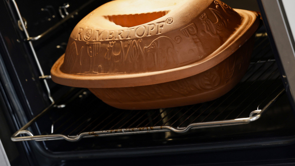 Ein Römertopf im Backofen