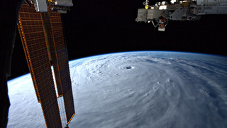 Risse auf der ISS: Warum Astronauten in Dragon wechseln