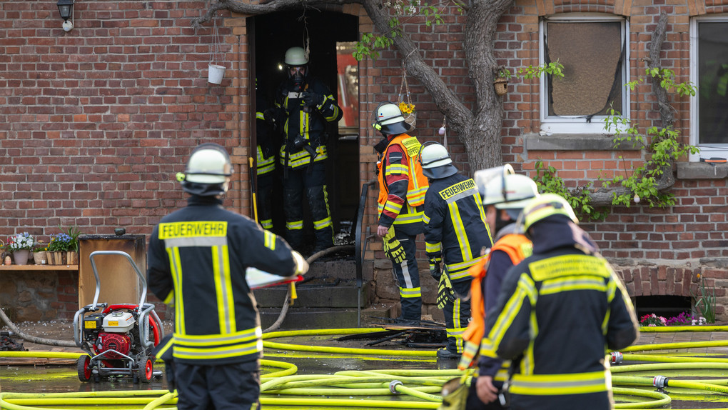 Feuerwehr in Dipperz: Flammen schlossen Einsatzkräfte ein