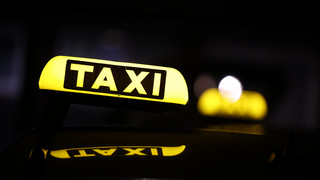 500€-Taxifahrt eskaliert: Mann bewirft Taxi mit Steinen