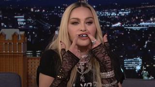 Madonna spielt Triangle und stellt ihre neue Compilation vor