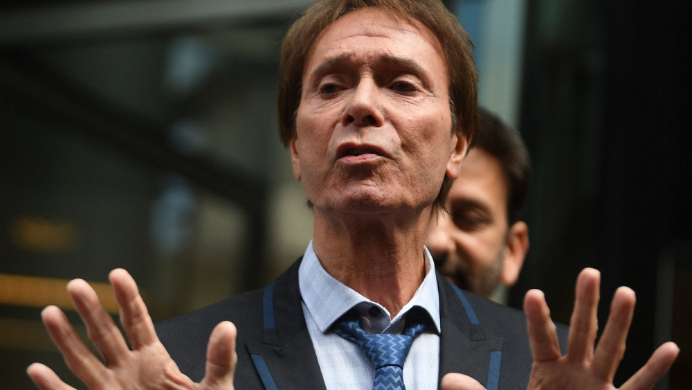  Sir Cliff Richard spricht vor dem Rolls Building zur Presse, nachdem er einen Rechtsstreit mit dem Sender BBC über die Verletzung seiner Privatsphäre gewonnen hat.