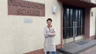 Warum Wachleute eine Schultreppe in Frankfurt schützen