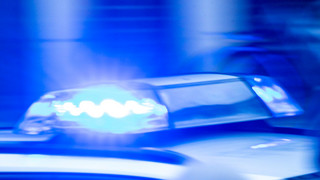 Unfall in Offenbach: Auto schleudert Fußgänger auf Straße