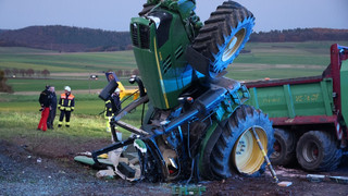 Traktor überschlägt sich: Zwei Schwerverletzte in Wartenberg