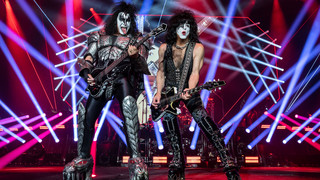 Kiss schwenken die Flagge von Down Under in Austria