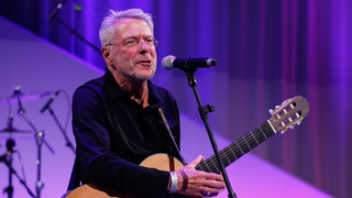 Reinhard Mey mit 83 Jahren auf Platz 1 der Albumcharts