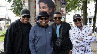 Michael Jacksons Brüder besuchen Denkmal für den 80er King of Pop
