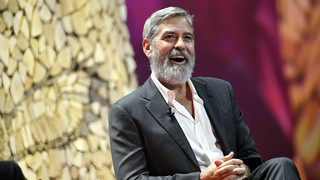 George Clooney hilft bei Aufräumarbeiten