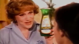 80er-Werbeikone Tante Tilly: Hände baden in Palmolive-Spülmittel