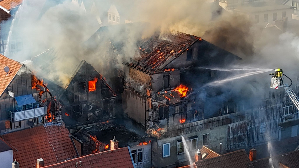 Großbrand in Lauterbacher Innenstadt - Vier Häuser betroffen