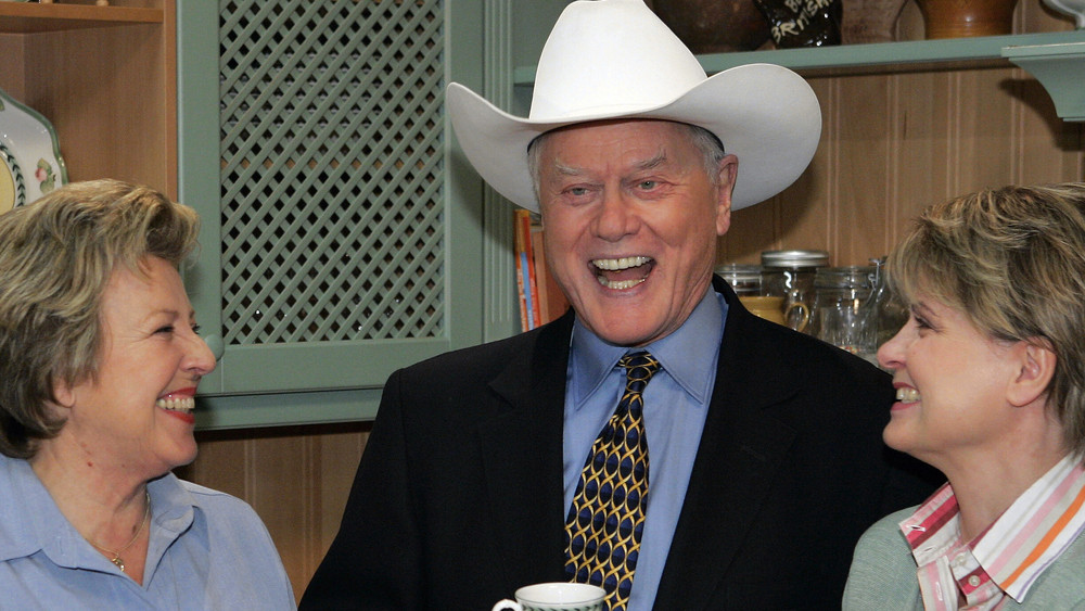 Bei Dreharbeiten in der Lindenstraße wird der US-amerikanische Schauspieler Larry Hagman am Mittwoch (16.11.2005) in Köln von den Schauspielern Marie-Luise Marjan (l) und Andrea Spatzek begrüßt.