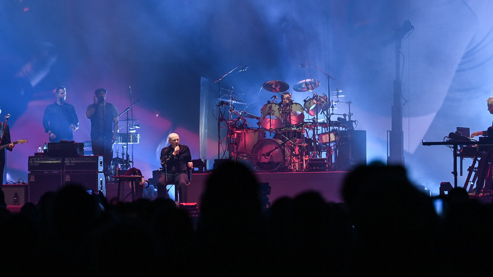 Mike Rutherford, Phil Collins und Tony Banks von der Band Genesis stehen am 7. März 2022 in der Mercedes-Benz Arena in Berlin auf der Bühne.