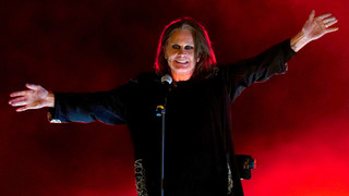 Ozzy Osbourne amüsiert im Werbeclip von Aston Villa