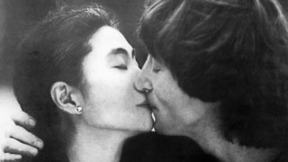 Signiertes Lennon Album seines Mörders versteigert