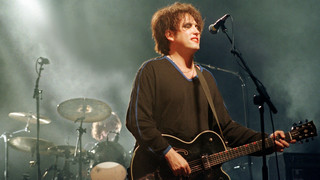 Minnie Mouse fragt 80er-Star Robert Smith (The Cure) nach Autogramm