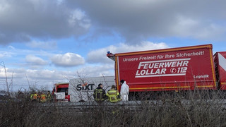 Lkw mit 3000 Hühnern verunglückt auf A 480 bei Reiskirchen