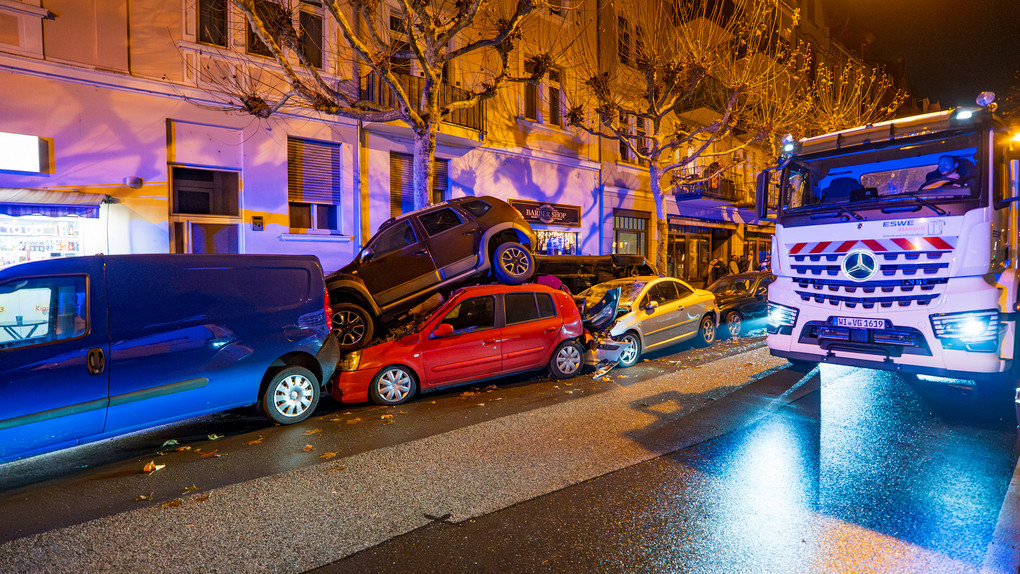 Busunfall in Wiesbaden: Mehrere Auto aufeinander gestapelt