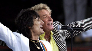 Ronnie Wood gratuliert seinem Kumpel Rod Stewart