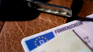 Ausfahrt verpasst: Falschfahrer-LKW auf A671 bei Hochheim