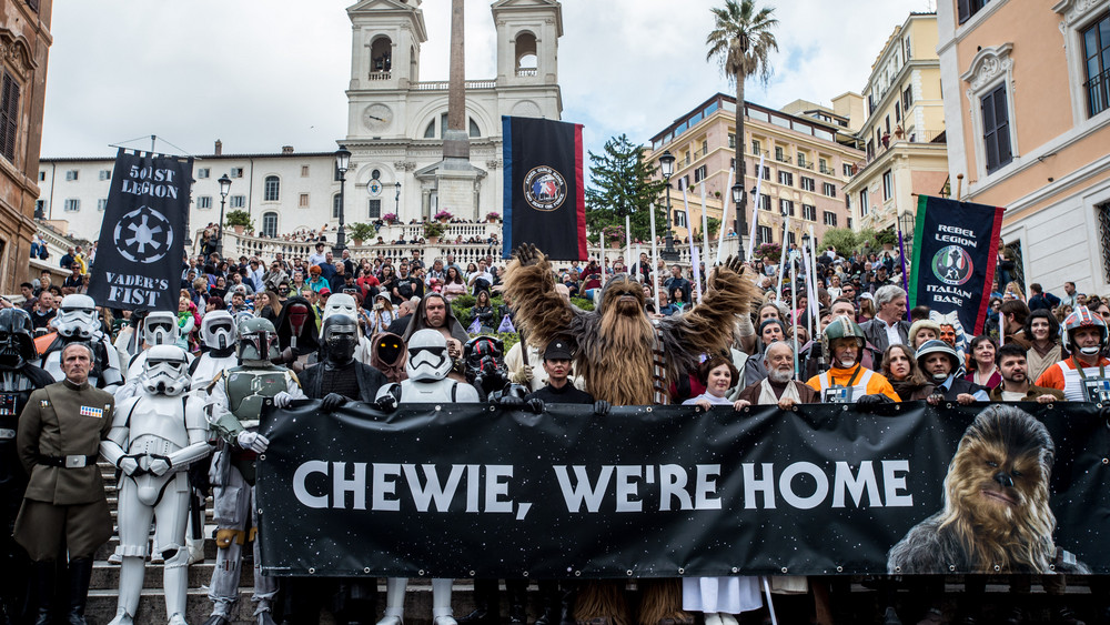 Star Wars Fans feiern in Kostümen den Star Wars Tag "May the 4th", mit dem bekannten Satz «May the force (be with you)»