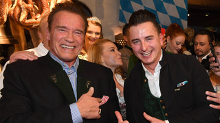 Arnold Schwarzenegger singt mit Andreas Gabalier